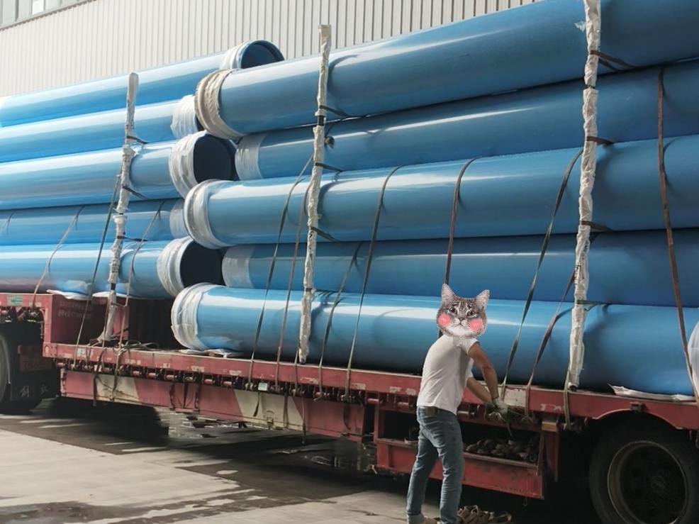 PVC-O给水管装车,承口插口交替堆放并用绑带分段固定