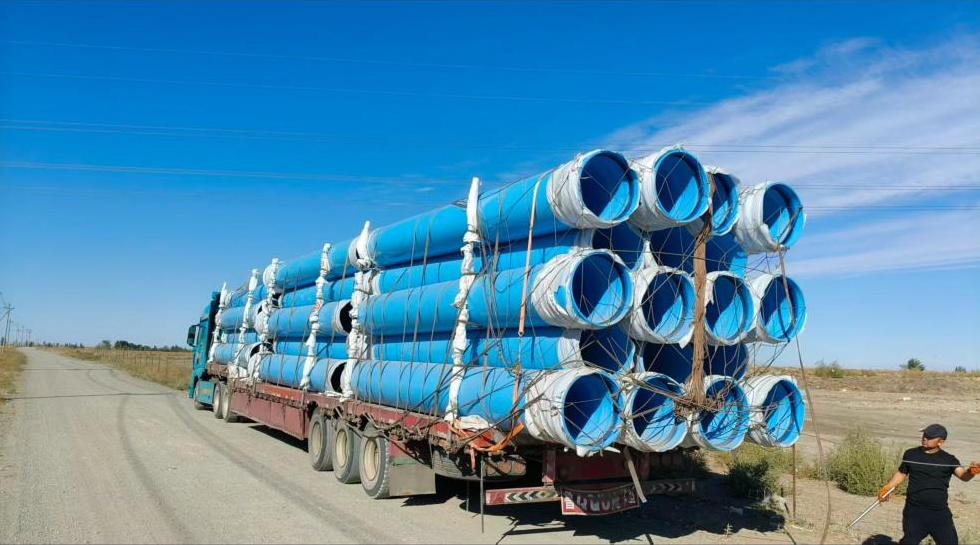 货车满载PVC-O给水管材，绳索捆扎固定防止运输颠簸移位